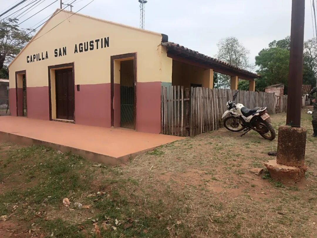 Abandonaron motocicleta al lado de una iglesia en el barrio Itacurubí