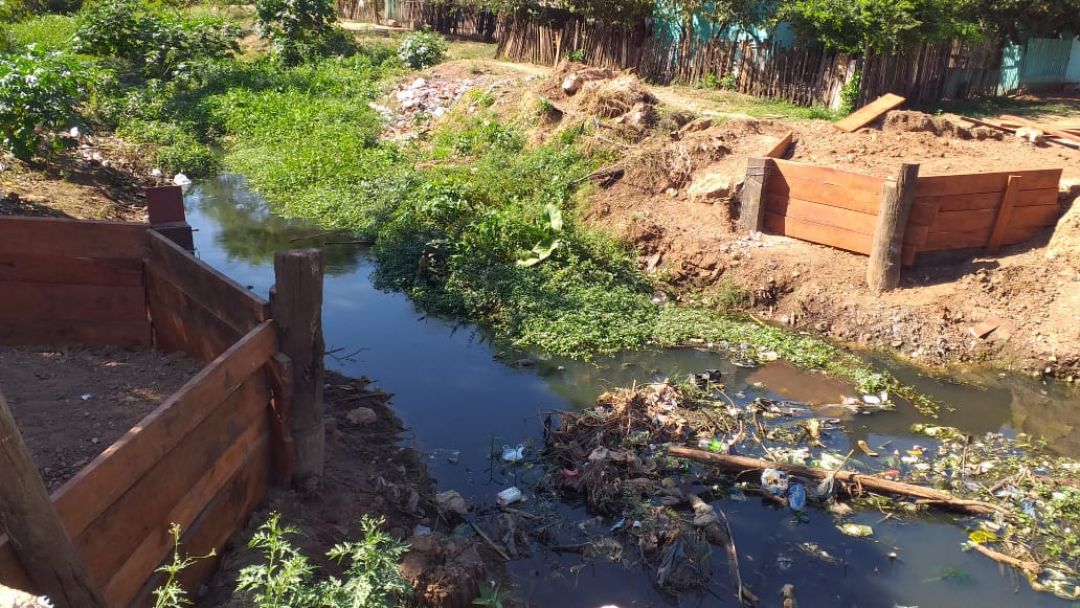 Reconstruyen puente de madera que cedió ante inundación