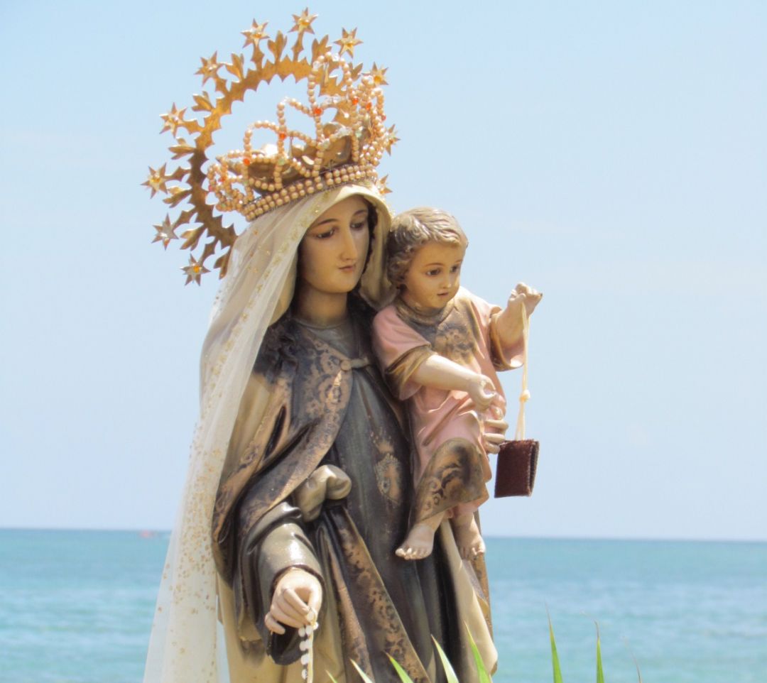 Hoy es fiesta de la Virgen del Carmen, la más bella flor del jardín de Dios