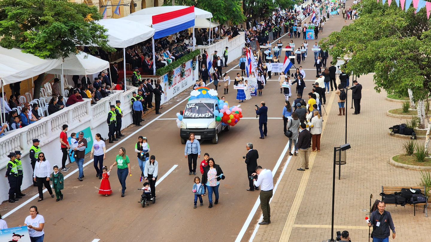 Tradicional desfile en homenaje a la ciudad de Concepción