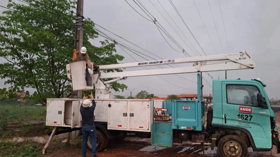 ANDE repuso suministro de energía eléctrica afectado por cables sueltos