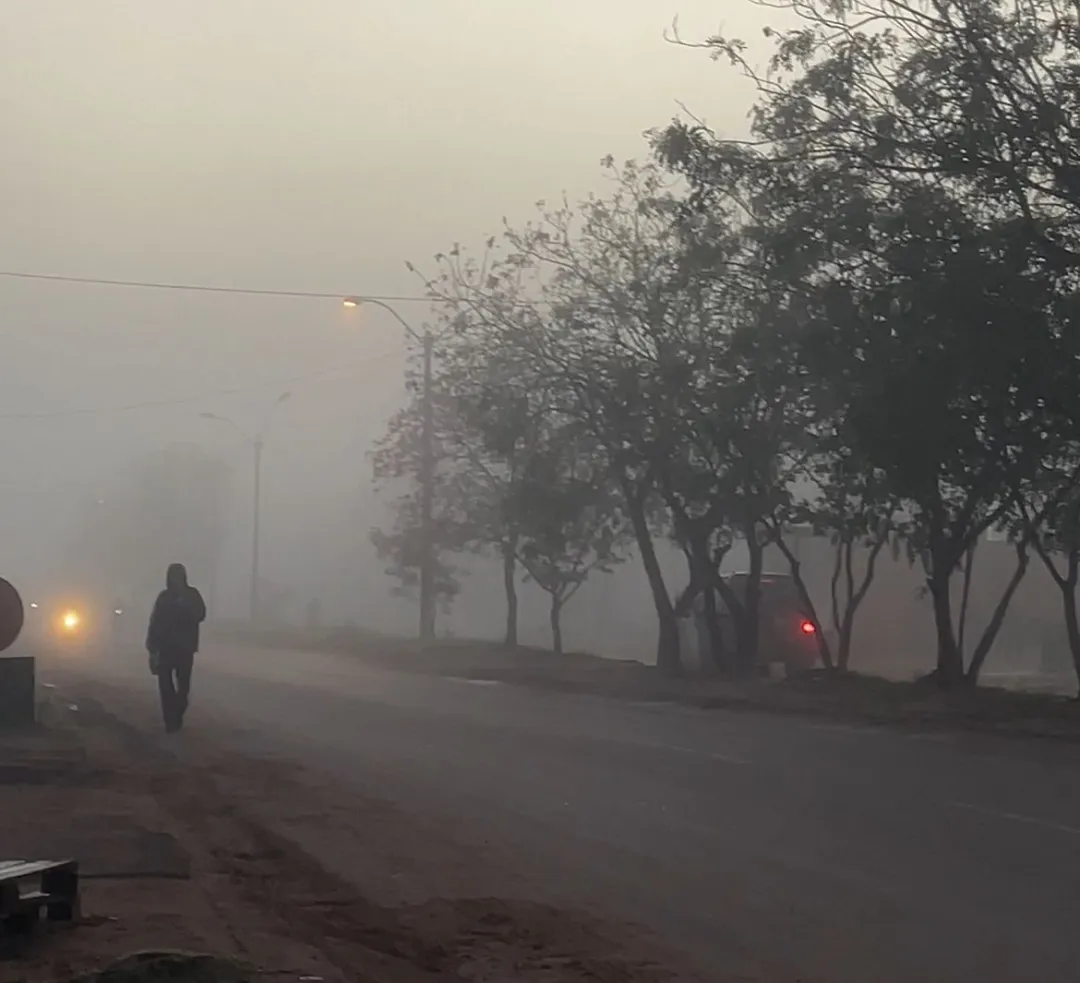 Amanecer con intensa niebla en la ciudad de concepción