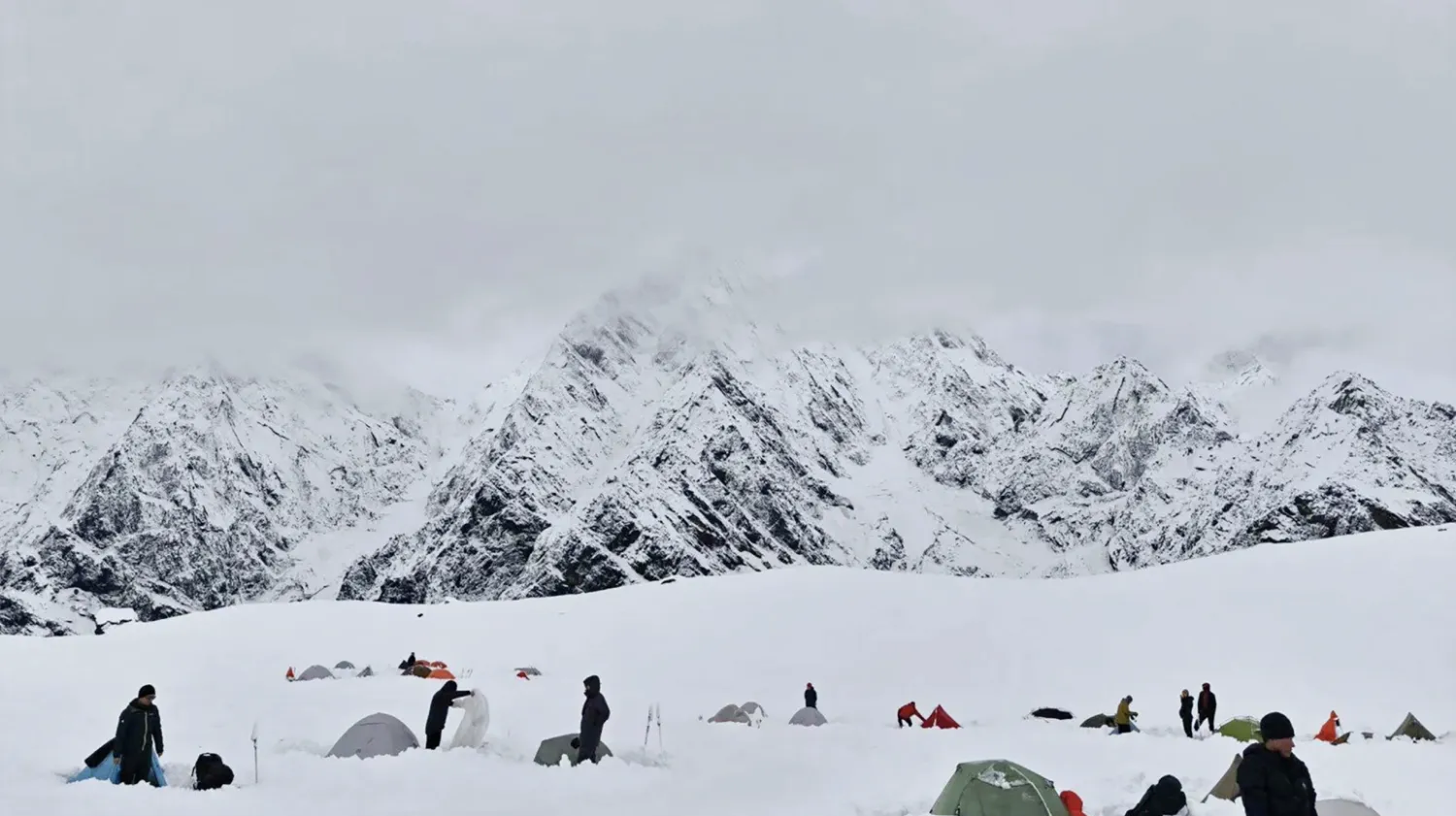 Continúa el rescate de senderistas atrapados por una tormenta de nieve cerca del Everest