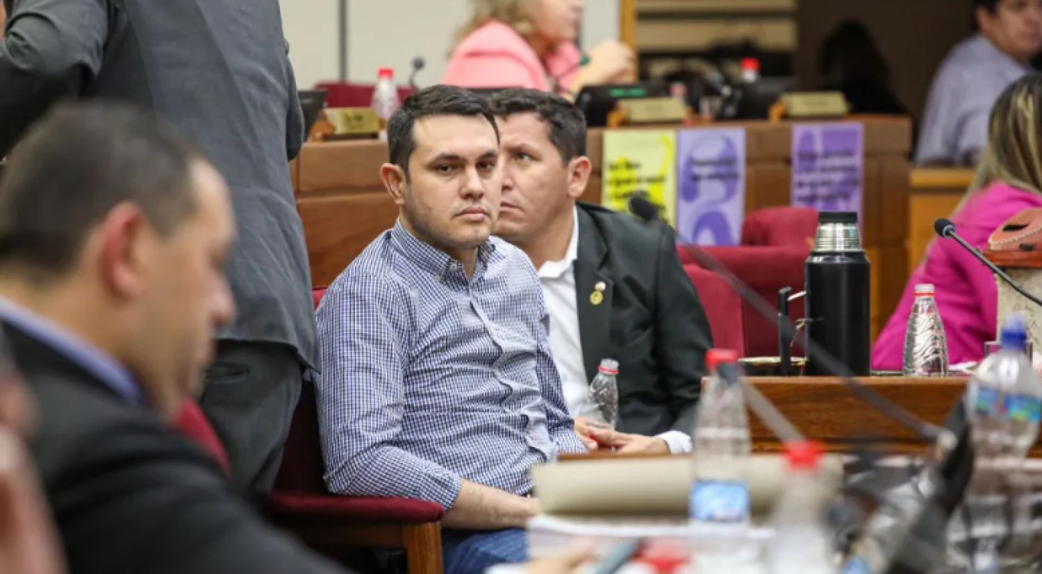 Califican de inconstitucional que se beneficie con un permiso a Rivas