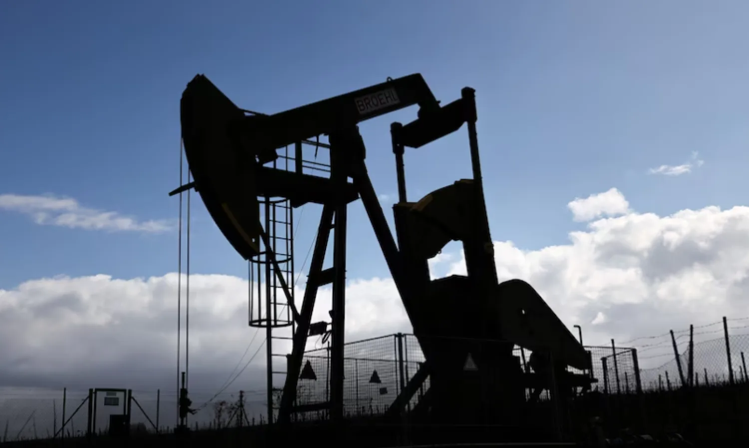 El petróleo cayó ante las esperanzas de paz en Medio Oriente, mientras Wall Street aguarda noticias