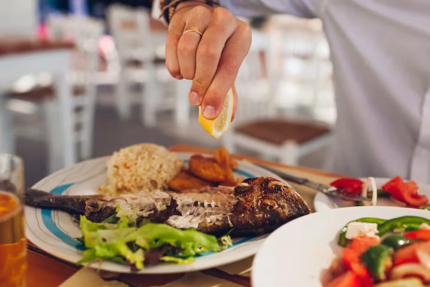 Qué hacer y qué no hacer ante una espina de pescado en la garganta