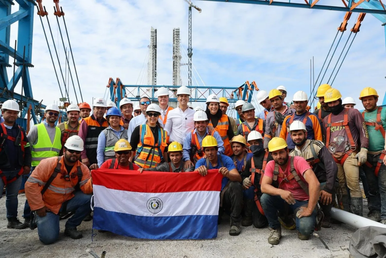 Peña verifica el avance de las obras en el acceso al Puente Bioceánico en Carmelo Peralta
