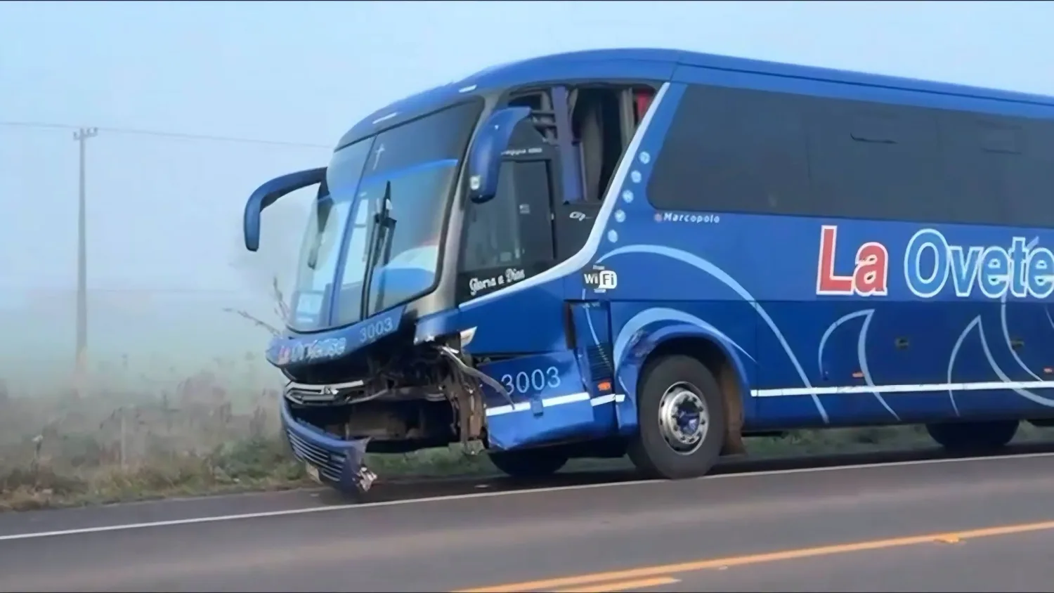 Colectivo de larga distancia provocó accidente de tránsito en un adelantamiento