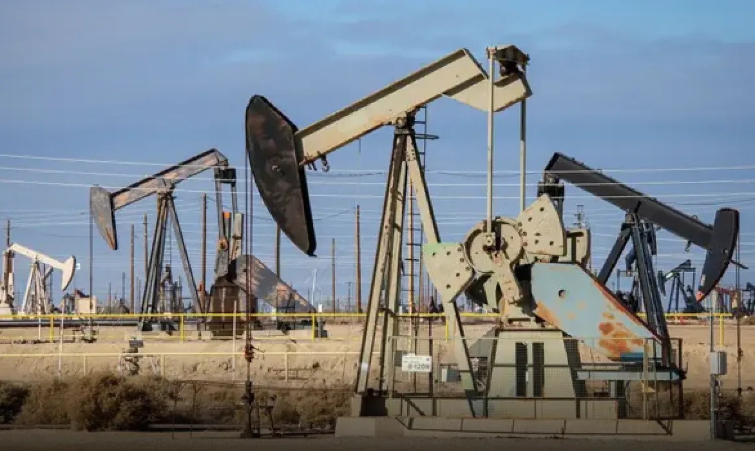 El petróleo sube más de 4% tras la reanudación de los ataques entre EEUU e Irán y la amenaza de cierre del estrecho de Ormuz