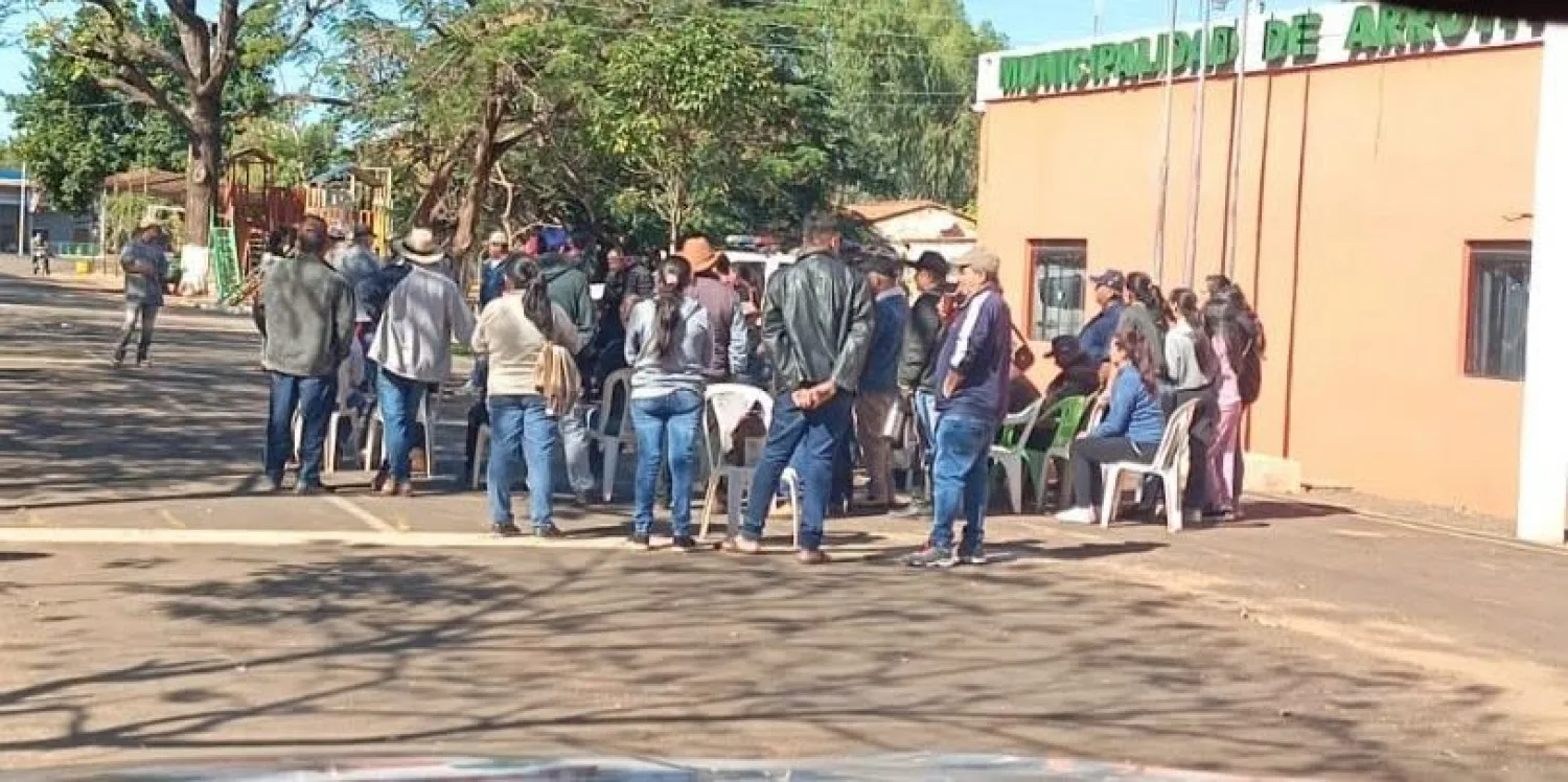 Inician nueva de protesta frente a la Municipalidad de Arroyito