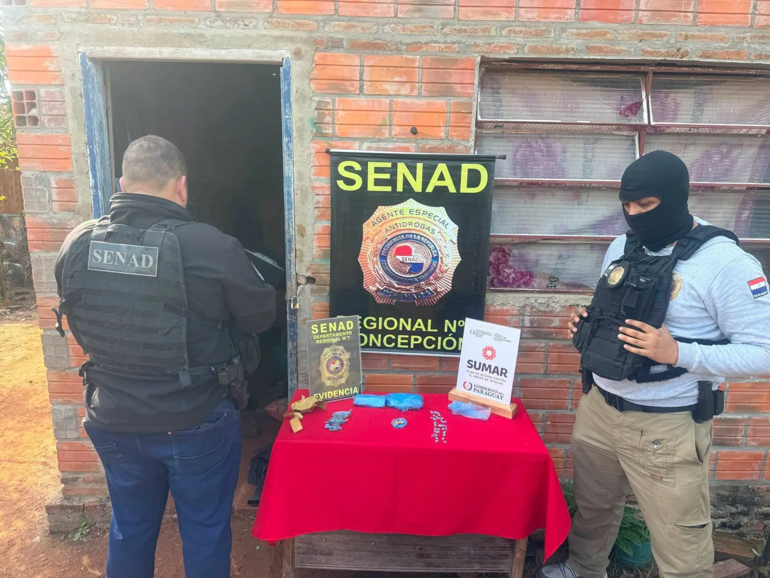 Hallan drogas y cédulas en vivienda allanada en Concepción