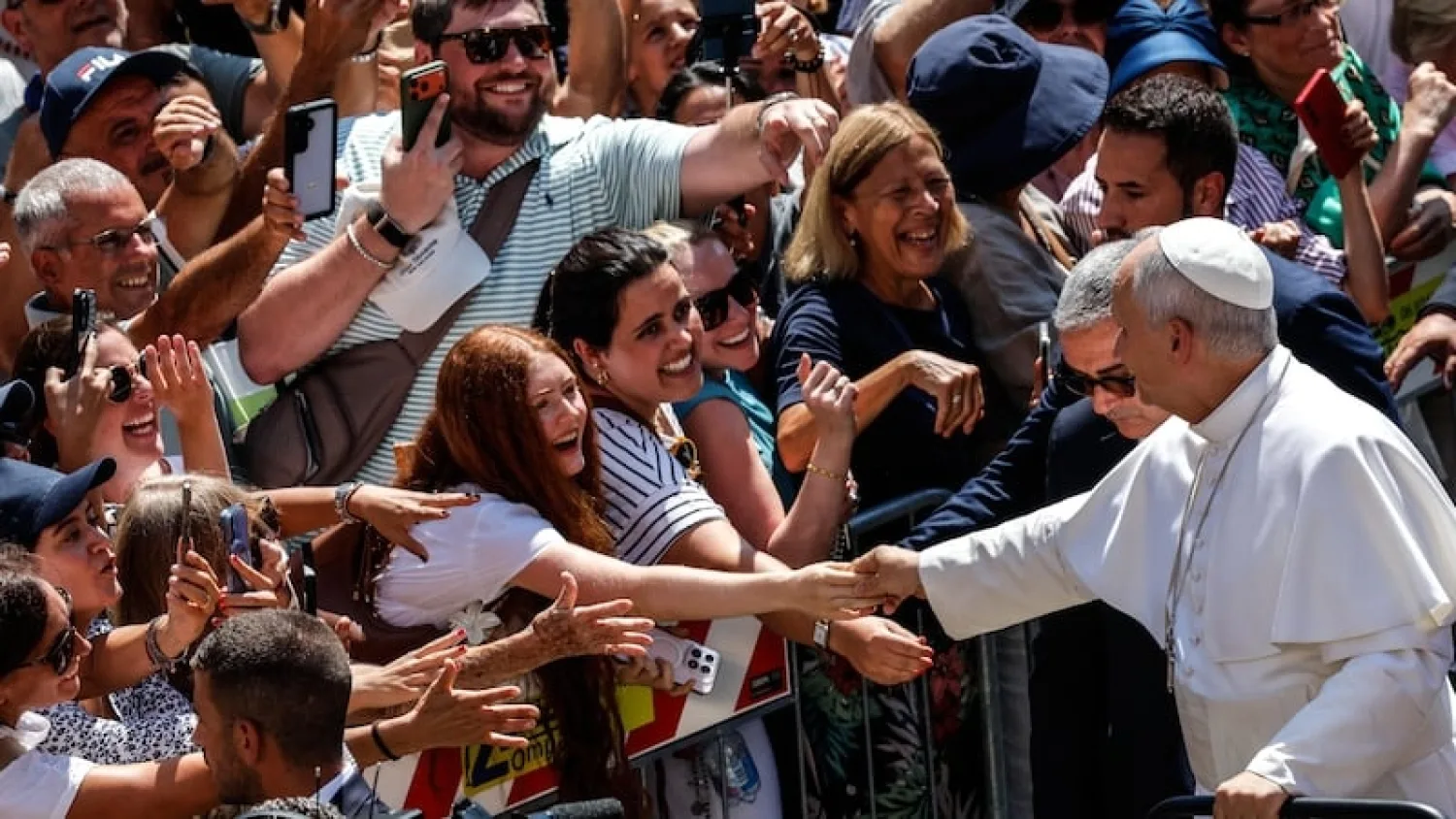 Papa insta a priorizar los valores perdurables frente a presiones sociales