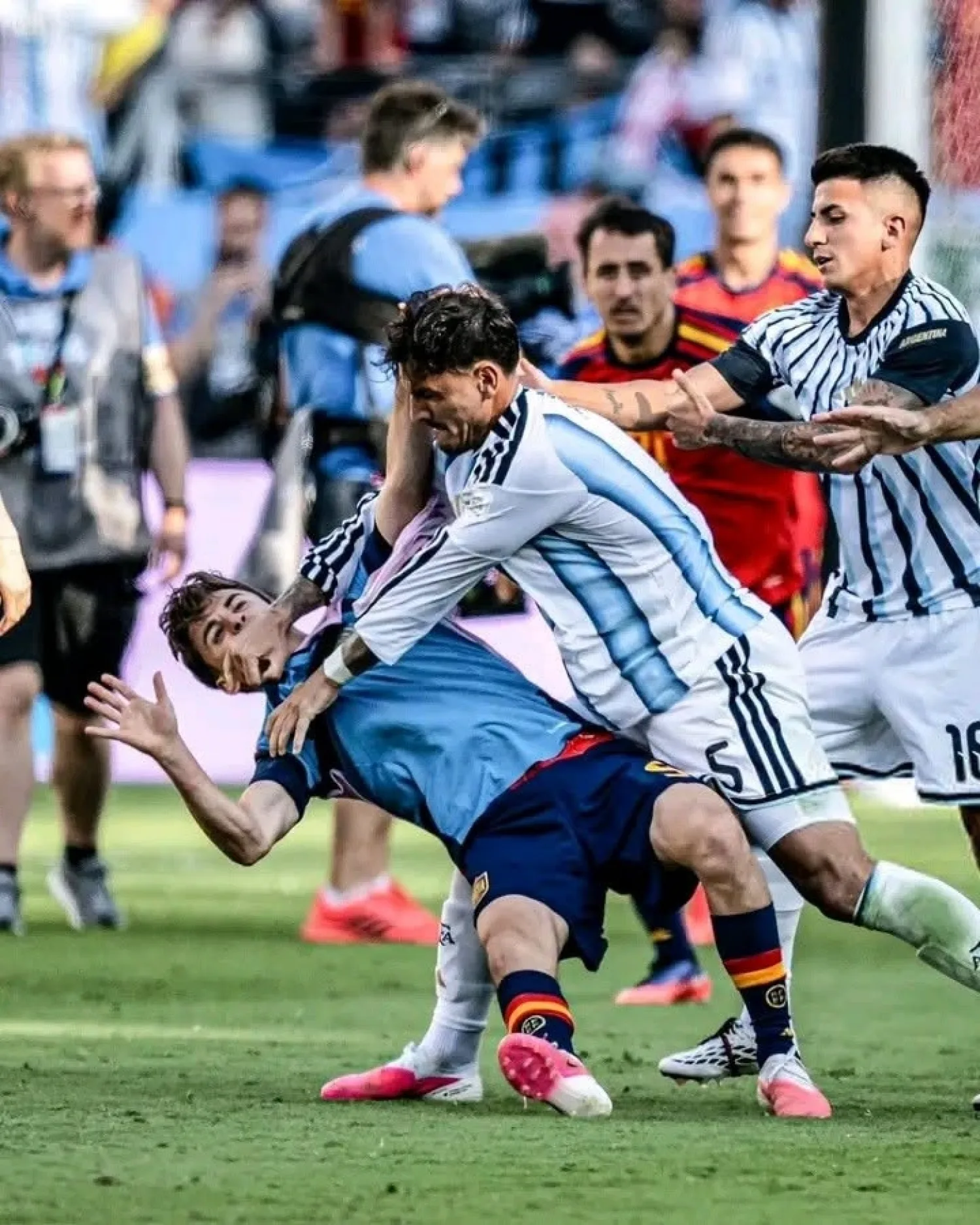 FIFA sanciona con 10 partidos y 90 mil dólares de multa a Leandro Paredes por agresión tras la final del Mundial