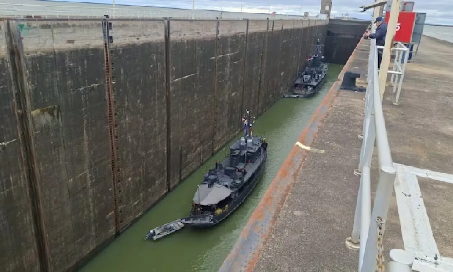 Buques emblemáticos de la Armada cruzaron la exclusa de Yacyretá rumbo a Encarnación