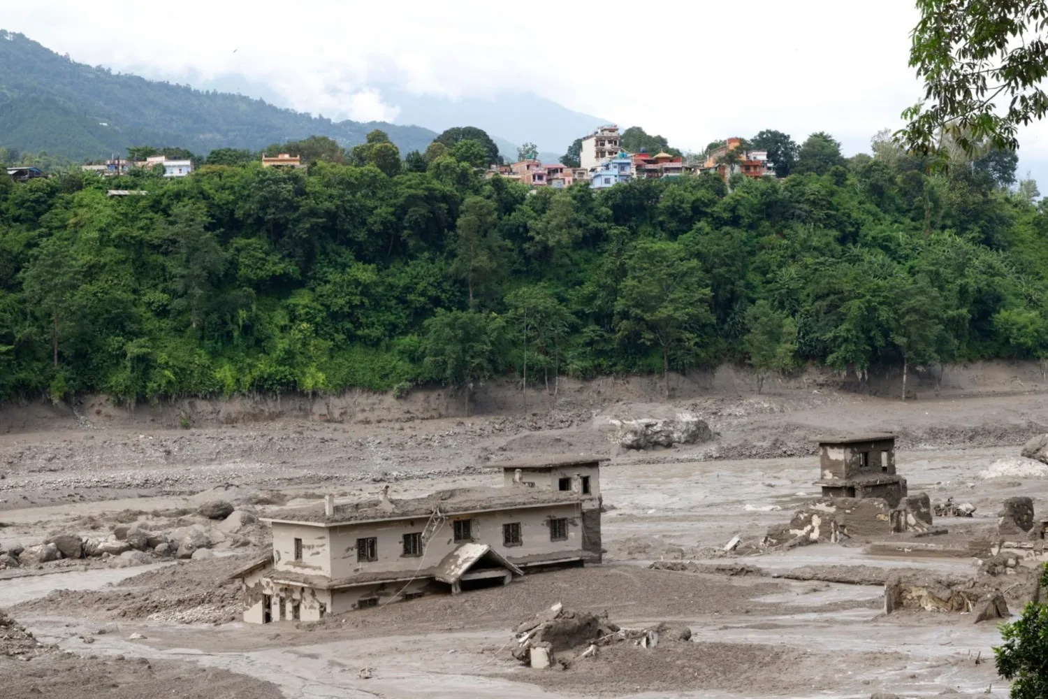 Deslave sepulta ciudades de Nepal y China: hay más de un centenar de fallecidos