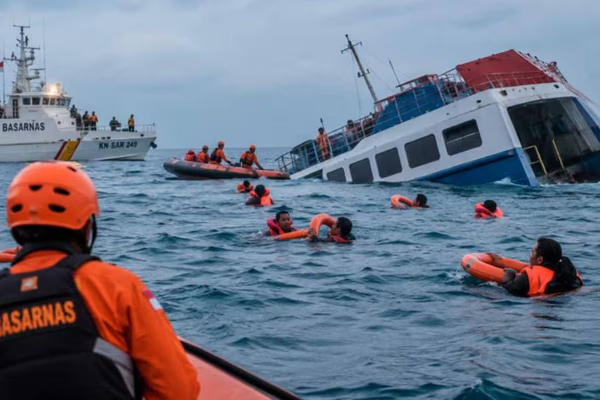 Indonesia: al menos seis muertos y 129 desaparecidos tras el naufragio de un barco