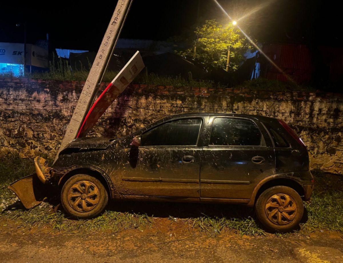 Yby Yaú: automóvil choca contra columna y el conductor desaparece del lugar