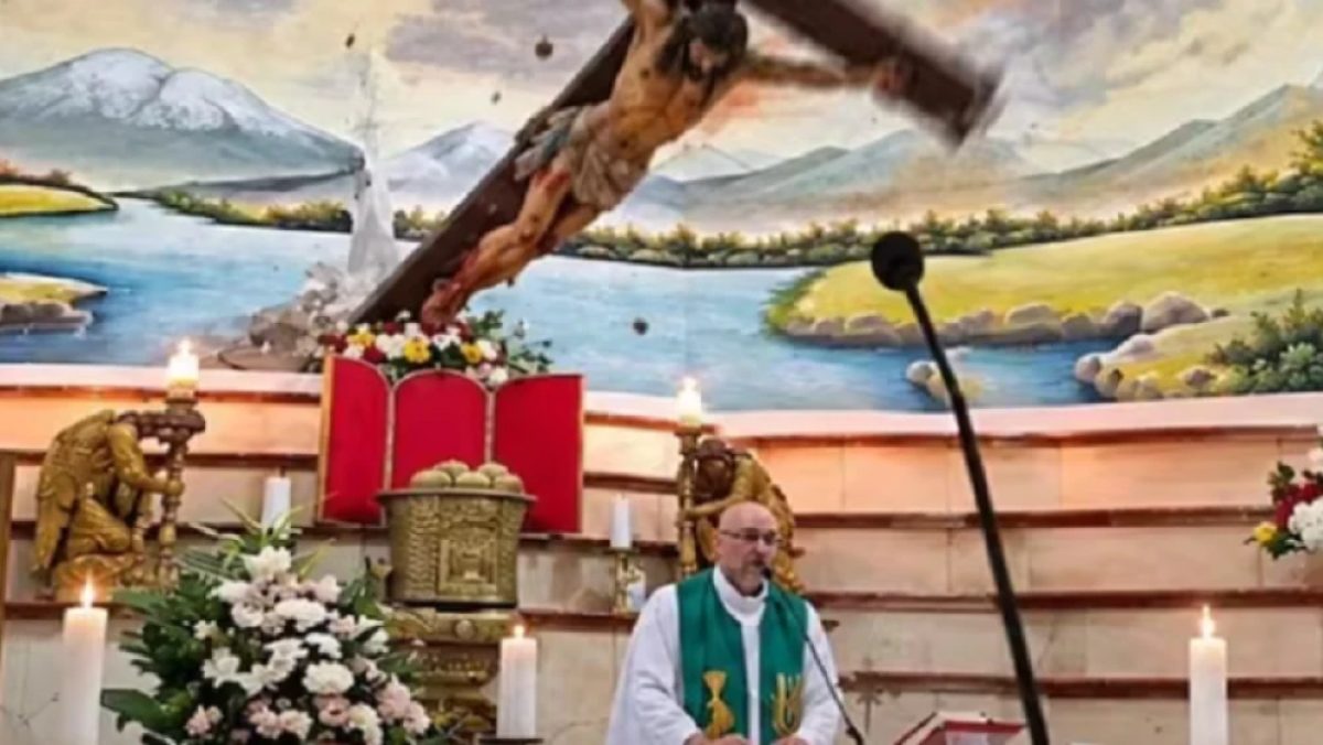 Ecuador: Sacerdote muere tras caerle una cruz durante misa transmitida en vivo