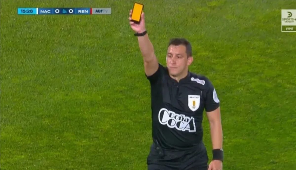 Adiós a las tarjetas tradicionales: Uruguay prueba una nueva tecnología para el arbitraje en el fútbol