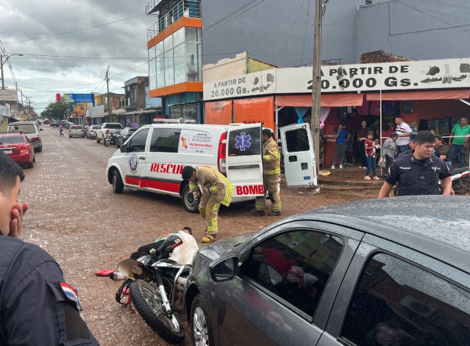 Choque entre automóvil y moto en Concepción deja una mujer embarazada herida