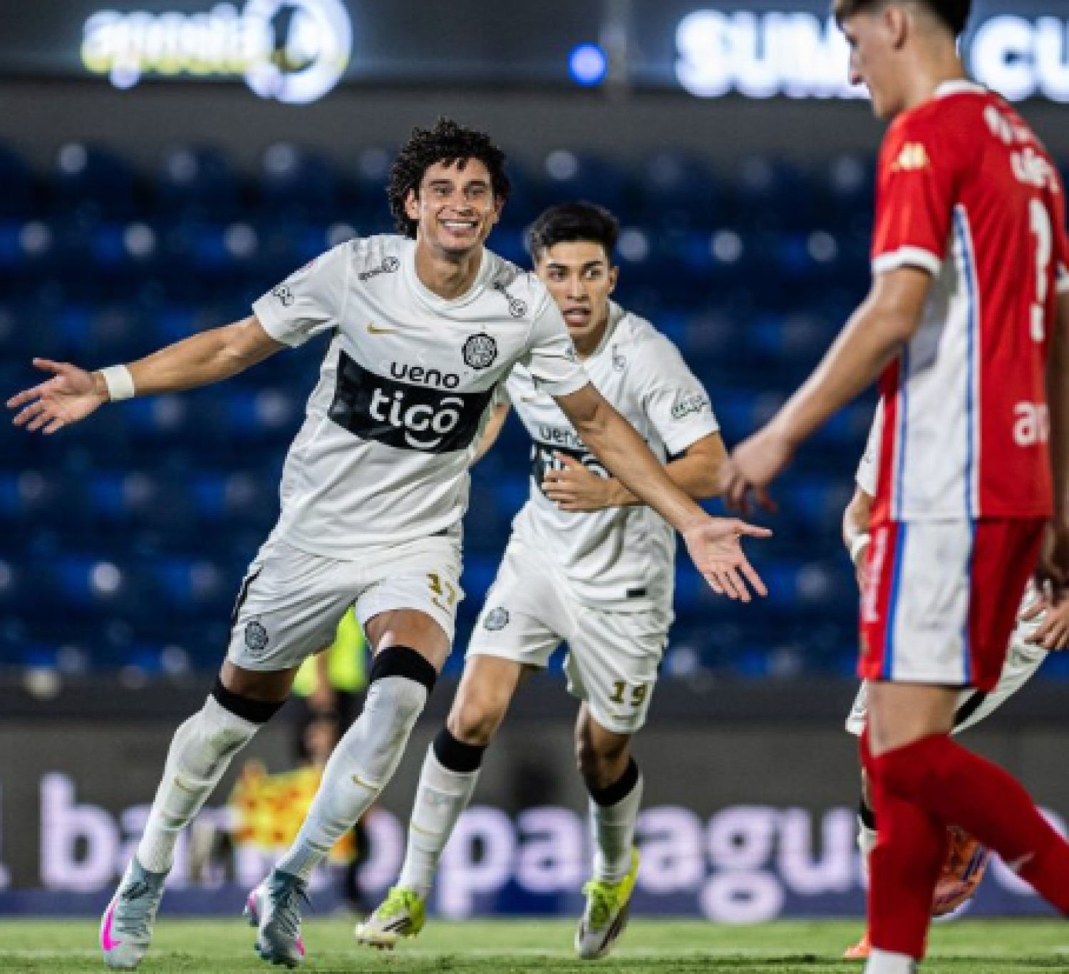 Triunfos contundentes mantienen a Olimpia y Cerro como protagonistas en la pelea por el título del fútbol paraguayo
