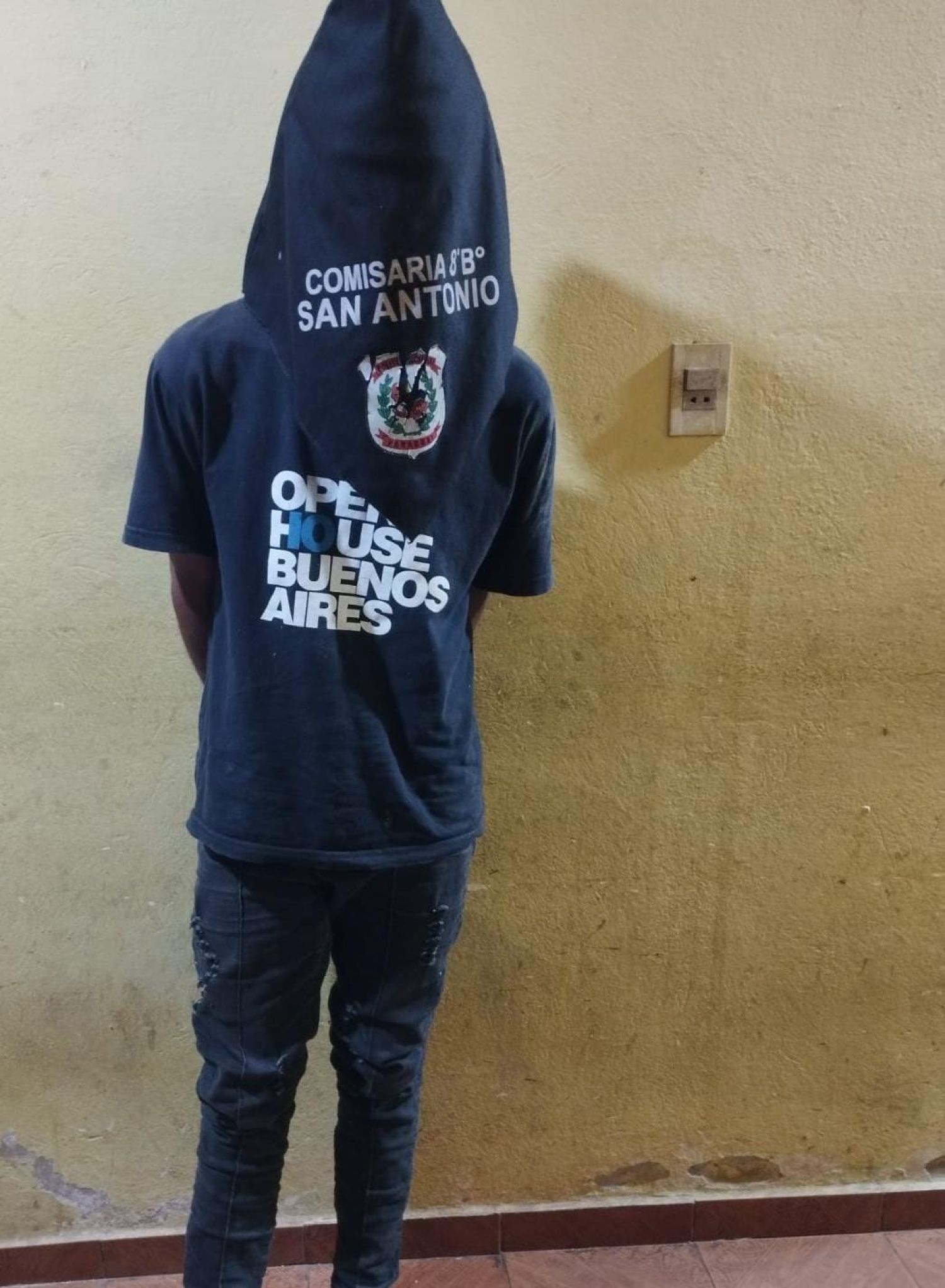 Detienen a joven con orden de captura: fingió ser mudo para evitar identificarse