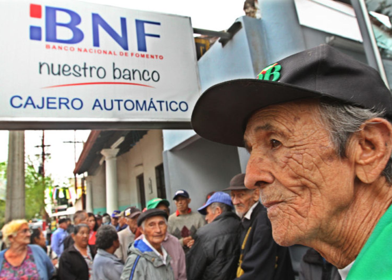 Economista alerta que miles de adultos mayores quedarán fuera de la pensión alimentaria por la economía de guerra