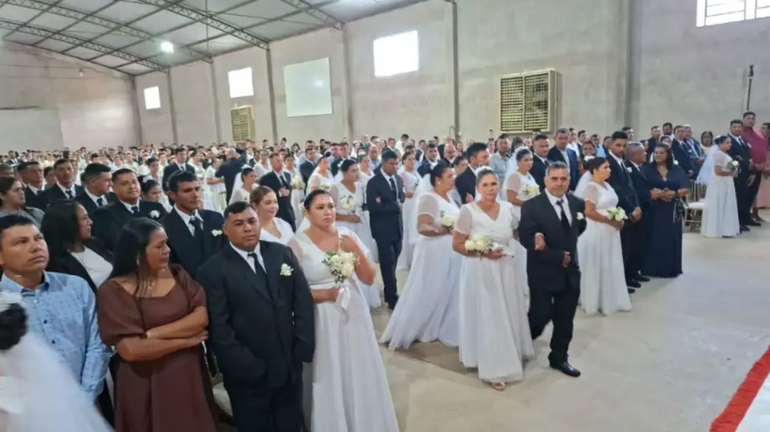 118 parejas se casan en emotiva ceremonia colectiva en Canindeyú