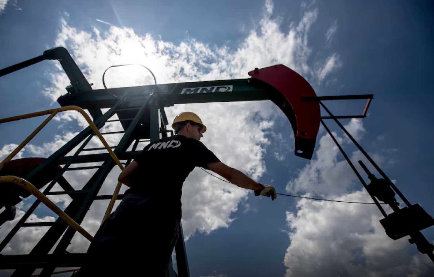 Se desploma el precio del petróleo tras el anuncio de la apertura del estrecho de Ormuz