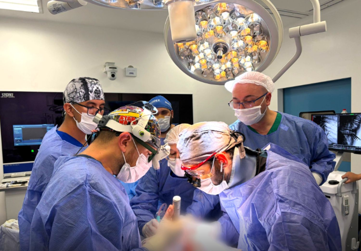 Realizan cirugía compleja para corregir una malformación congénita en una paciente de 13 años