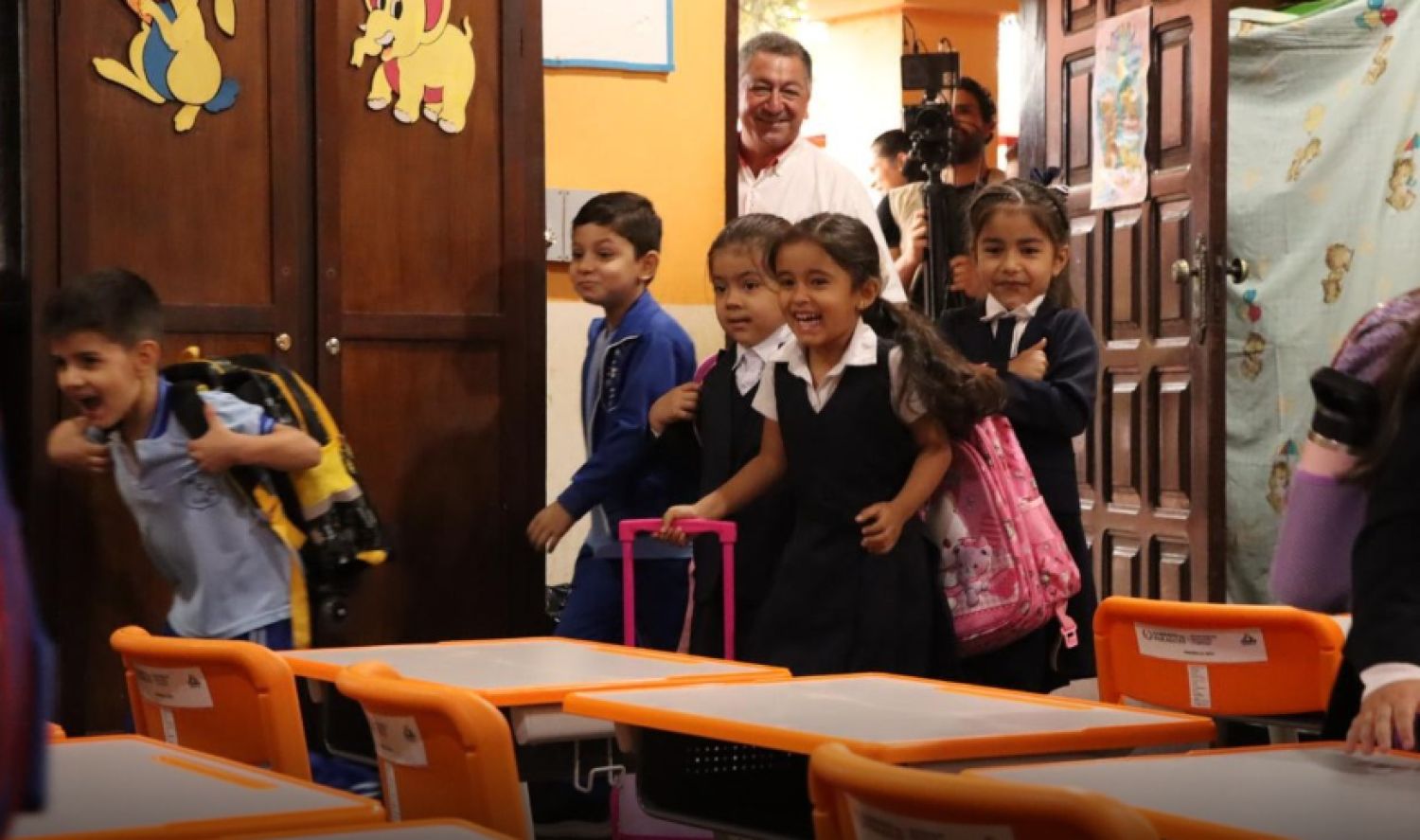 Alertan que mochilas pesadas aumentan riesgo de lesiones en espalda y articulaciones de niños y adolescentes