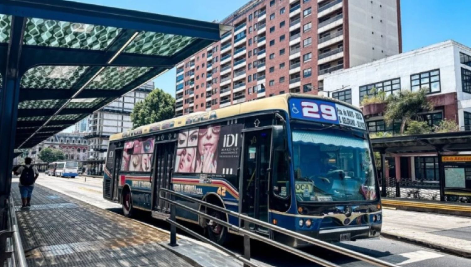 Transporte público afectado por aumento del combustible en Argentina