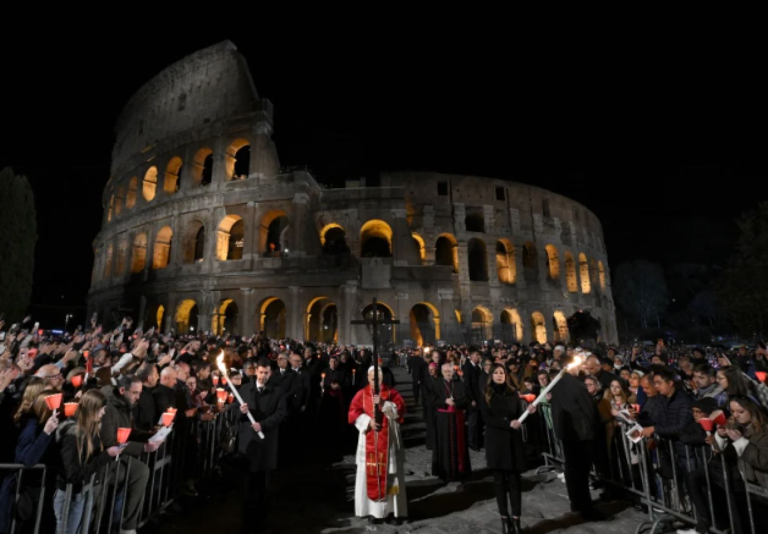 Roma vive un Vía Crucis histórico con el Papa cargando la cruz