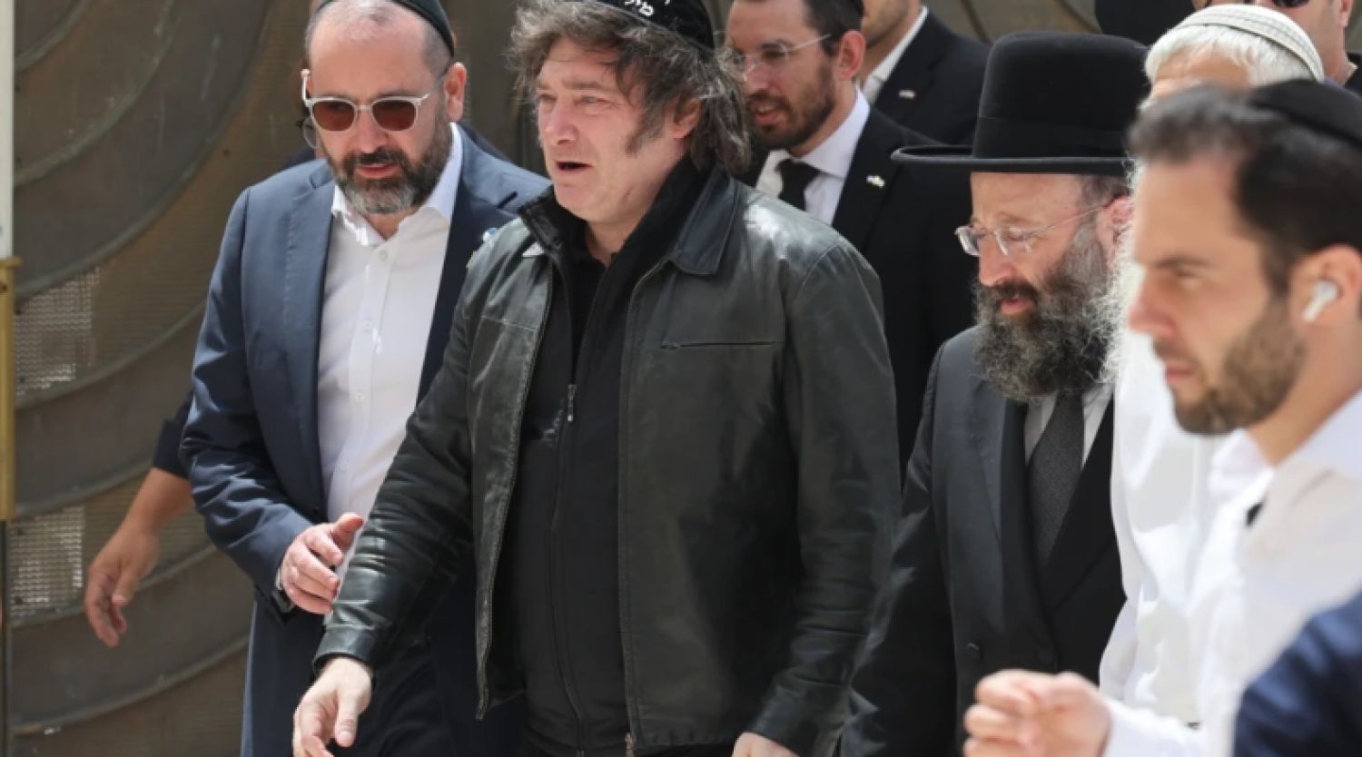 Javier Milei se emociona en su visita al Muro de las Lamentaciones en Jerusalén