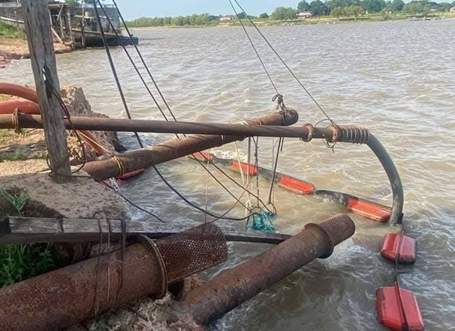 Falla en toma de agua cruda deja sin servicio a varios barrios de Concepción