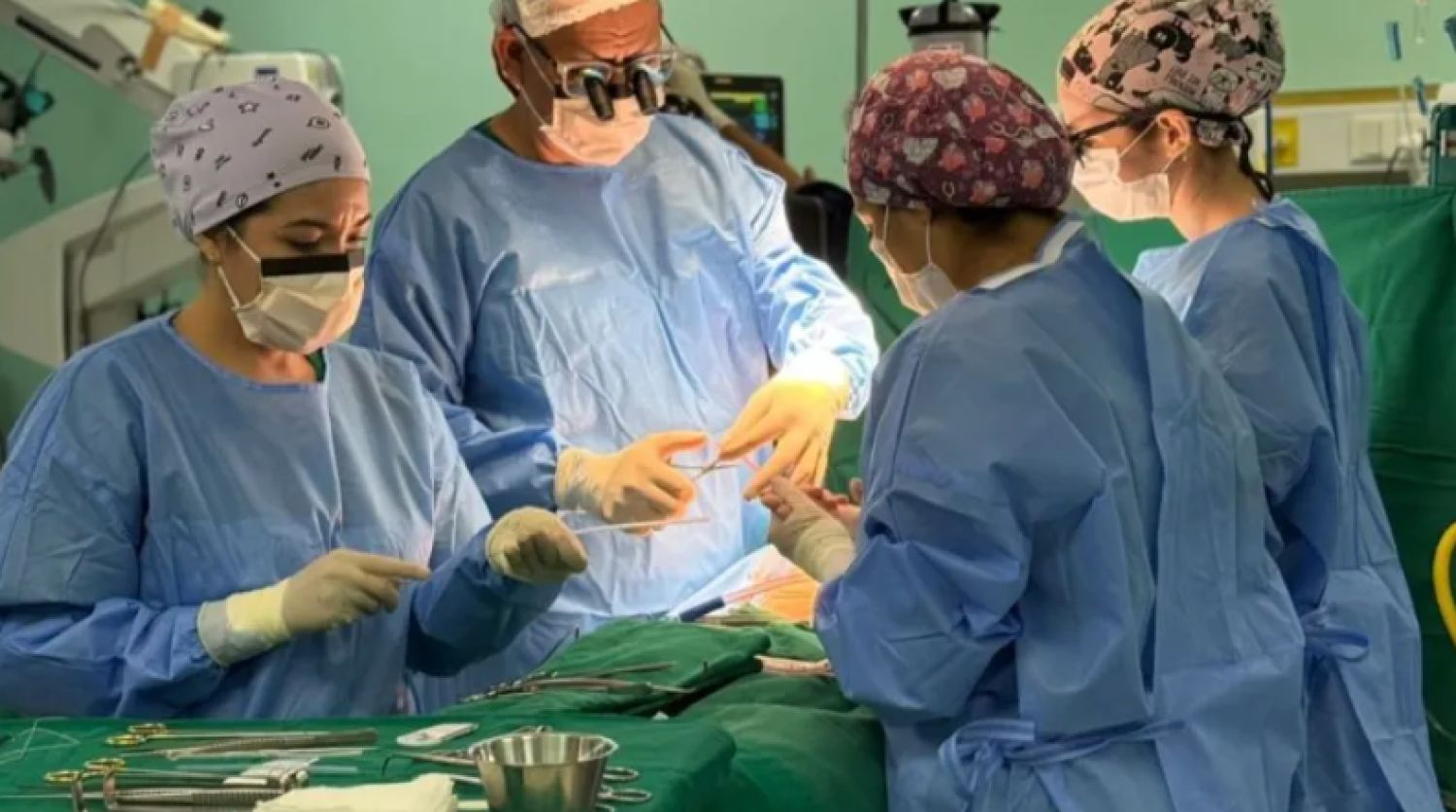 Paciente de 15 años recibe un implante de corazón artificial mientras espera un donante de corazón